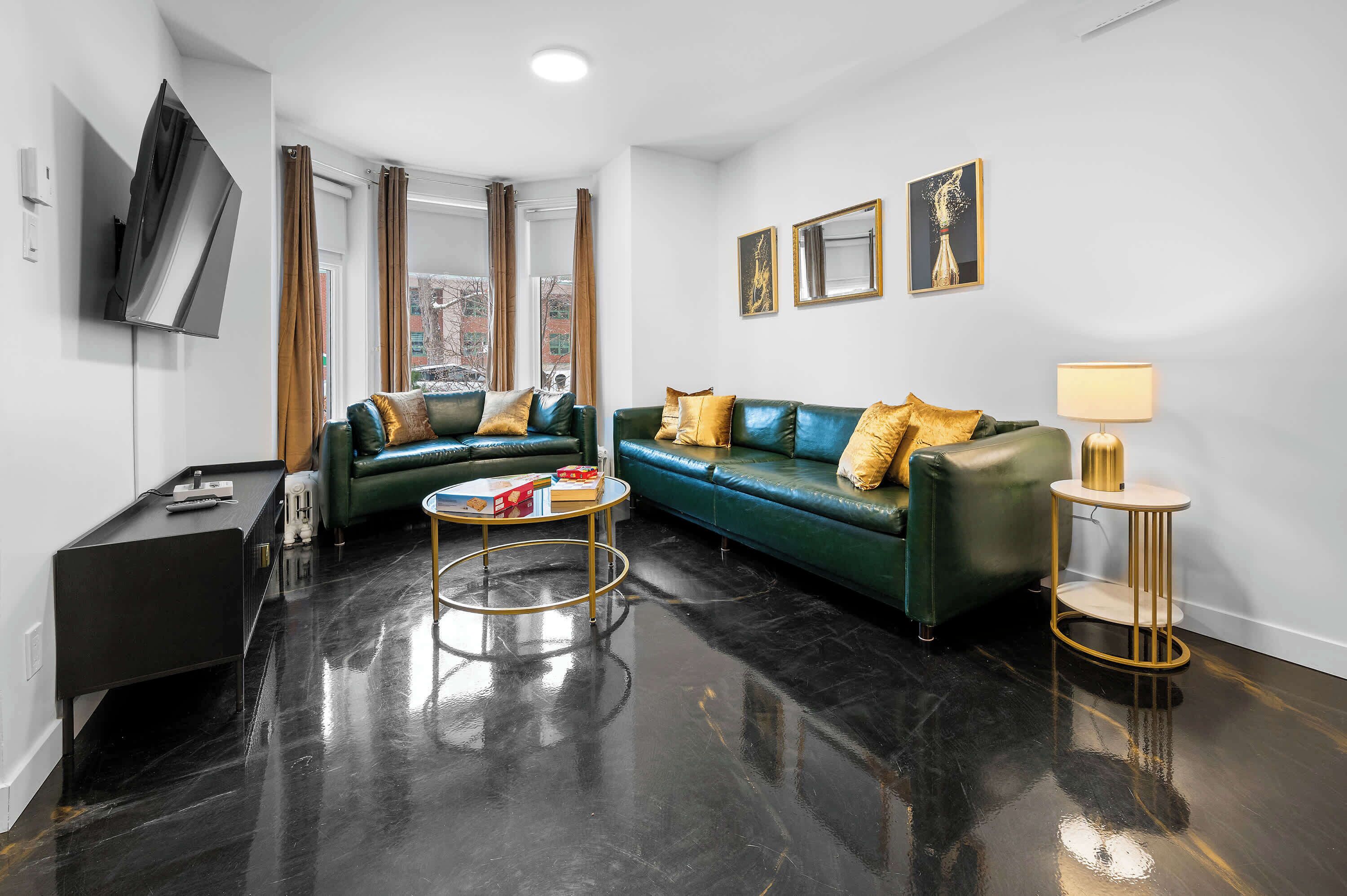 TV, videospill og kontorer