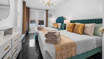 4 slaapkamers, een bureau, een strijkplank/strijkijzer, reisbedje