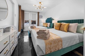 4 camere, una scrivania, ferro/asse da stiro, culla da viaggio