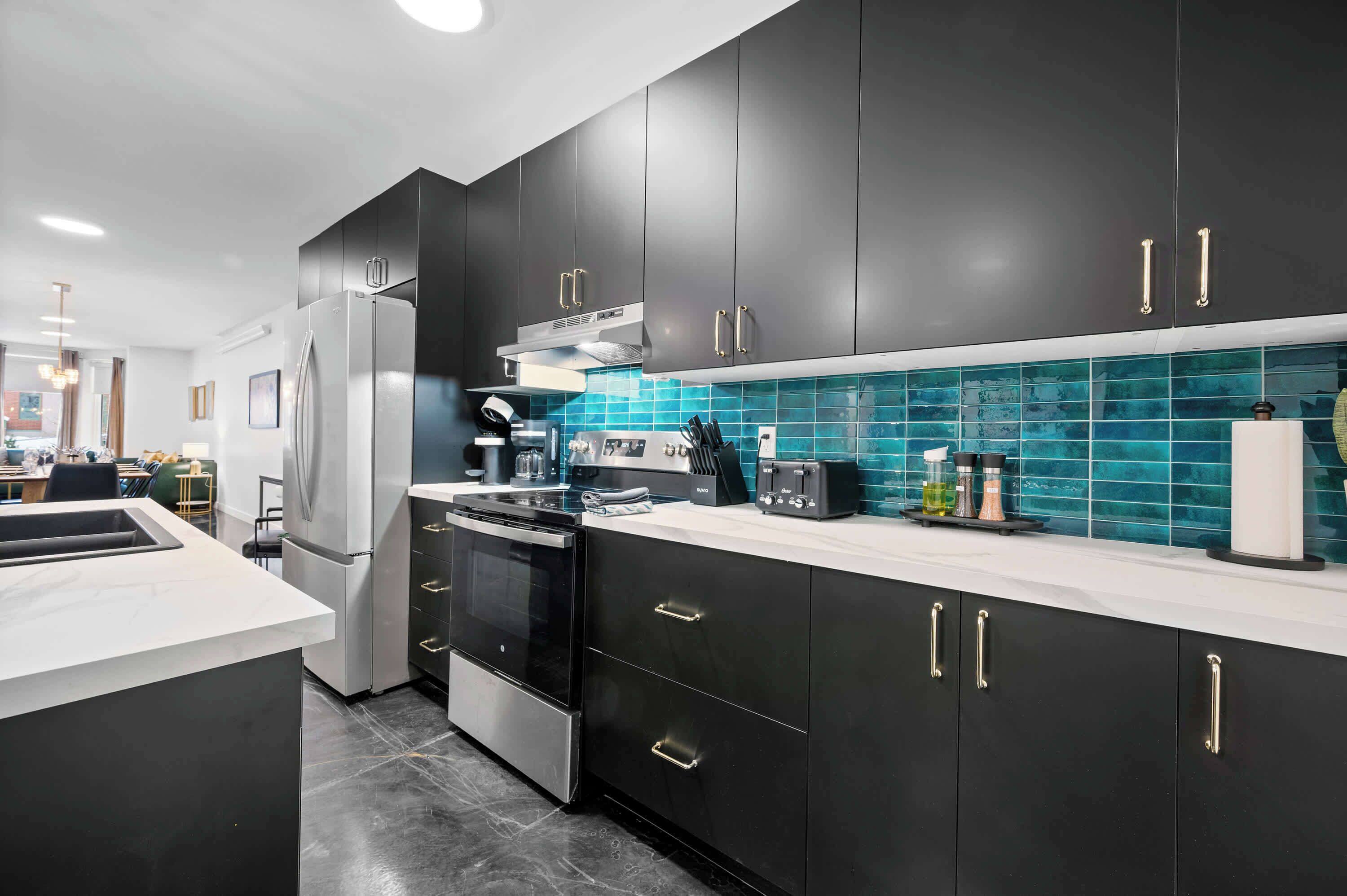 Kühlschrank, Mikrowelle, Ofen, Herdplatte