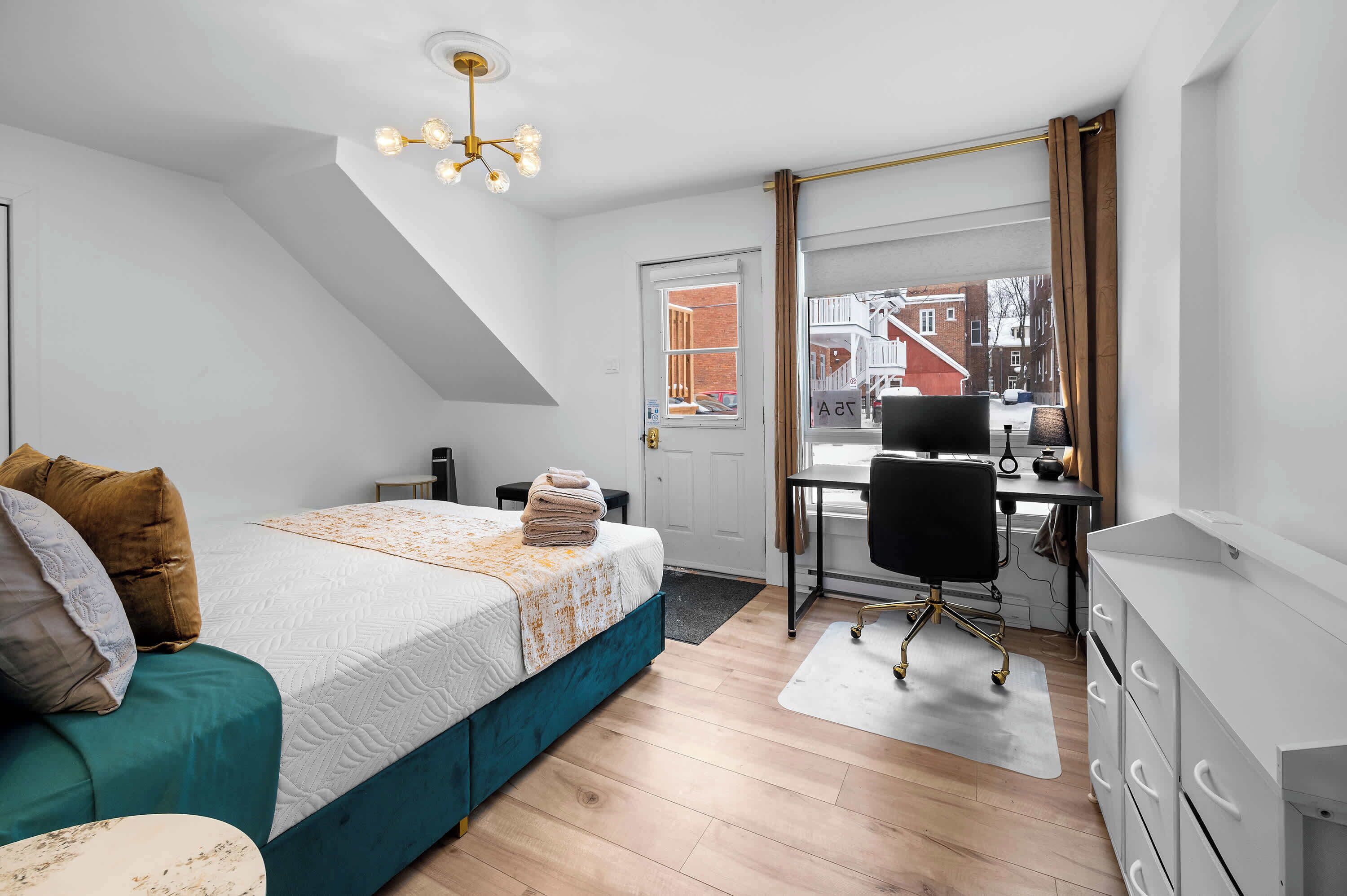 4 chambres, bureau, fer et planche à repasser, lit parapluie