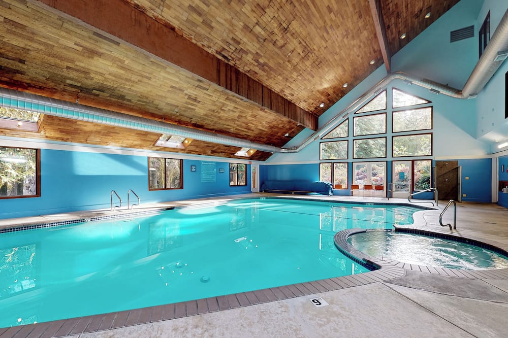 1 BR Mtn Apartment w/ Wood Fireplace & Pool - Mount Shuksan, WA