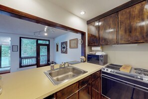 Interior - 1 BR Mtn Apartment w/ Wood Fireplace & Pool (Deming)