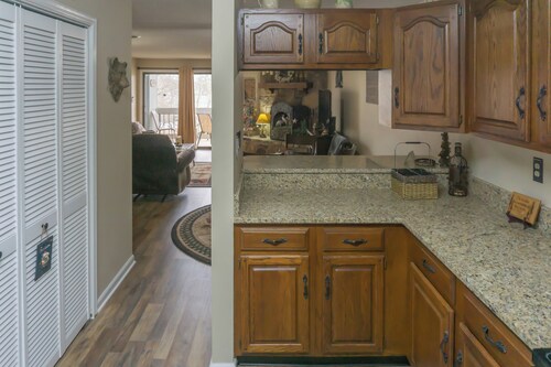 1 Mi to Dtwn Pigeon Forge! Mtn-view Gem w/ Balcony