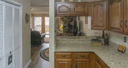 1 Mi to Dtwn Pigeon Forge! Mtn-view Gem w/ Balcony