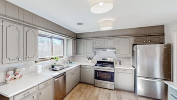 House (3 Bedrooms) | Interior