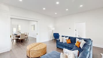 House (5 Bedrooms) | Interior