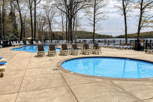 Lakefront Poconos Retreat! Pool & Hot Tub Access