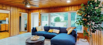 Steps to Lake Hollingsworth! Dog-friendly Retreat