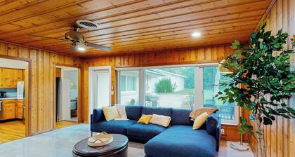 Steps to Lake Hollingsworth! Dog-friendly Retreat