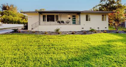Steps to Lake Hollingsworth! Dog-friendly Retreat