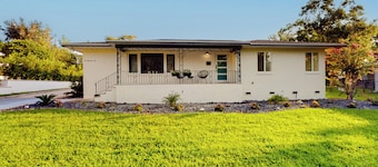 Steps to Lake Hollingsworth! Dog-friendly Retreat