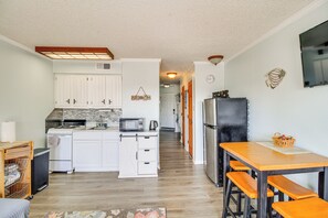 Apartment (1 Bedroom) | Interior - Steps to Water! Beachfront Corpus Christi Condo (Corpus Christi)