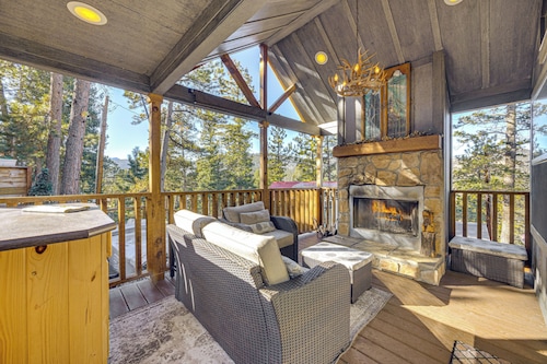 Private Hot Tub & Deck: Woodland Park Tiny Home!