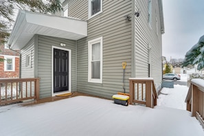 House (3 Bedrooms) | Interior - Game Room & Backyard: Modern Altoona Home! (Altoona)