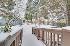 House (3 Bedrooms) | Interior - Game Room & Backyard: Modern Altoona Home! (Altoona)