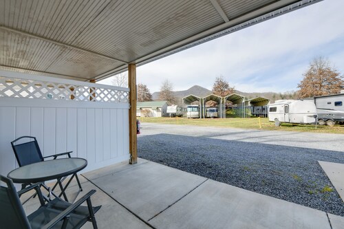 Cozy Couples Getaway Near Cataloochee Ski Area!