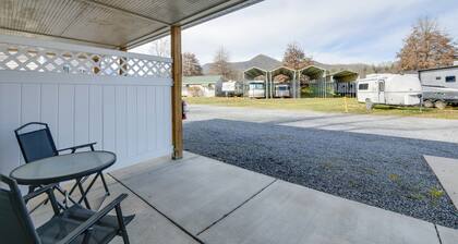 Cozy Couples Getaway Near Cataloochee Ski Area!