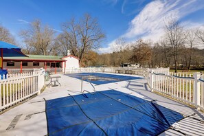 Interior - Cozy Couples Getaway Near Cataloochee Ski Area! (Waynesville)