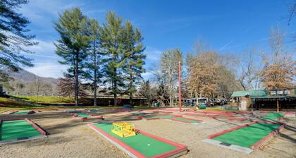Cozy Couples Getaway Near Cataloochee Ski Area!