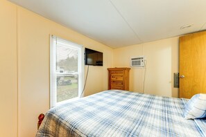 Interior - Near Trails & Slopes! Relaxed Waynesville Retreat (Waynesville)