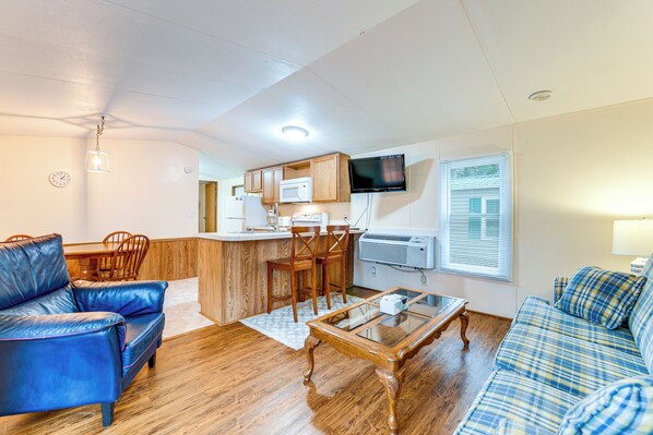 A compact living space with a kitchenette, a dining area, and seating arrangements. - Near Trails & Slopes! Relaxed Waynesville Retreat (Waynesville)