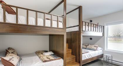 Patio & Parking! Modern Bunkhouse Near Lake Erie