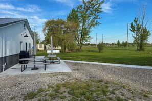 House (2 Bedrooms) | Interior - Patio & Parking! Modern Bunkhouse Near Lake Erie (Oak Harbor)