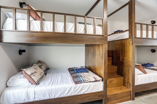 Patio & Parking! Modern Bunkhouse Near Lake Erie