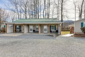 Apartment (0 Bedroom) | Interior - Accessible Waynesville Studio Near Blue Ridge Pkwy (Waynesville)