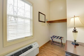 Apartment (0 Bedroom) | Interior - Accessible Waynesville Studio Near Blue Ridge Pkwy (Waynesville)