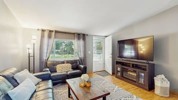 House (4 Bedrooms) | Front of property