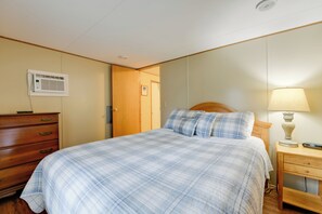 Interior - 13 Mi to Slopes! Group-friendly Blue Ridge Retreat (Waynesville)