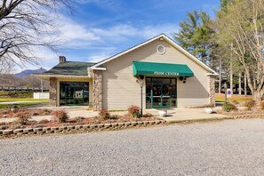 Interior - 13 Mi to Slopes! Group-friendly Blue Ridge Retreat (Waynesville)