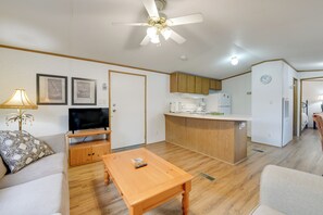 Interior - Mtn-view Deck! Resort Cabin 12 Mi to Waynesville (Waynesville)