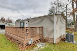 Interior - Mtn-view Deck! Resort Cabin 12 Mi to Waynesville (Waynesville)