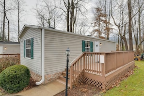 Front of property - Mtn-view Deck! Resort Cabin 12 Mi to Waynesville (Waynesville)