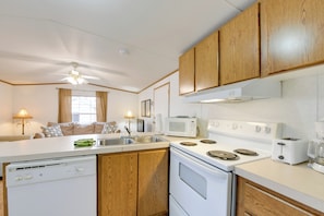 Interior - Mtn-view Deck! Resort Cabin 12 Mi to Waynesville (Waynesville)