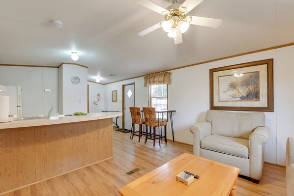 Interior - Mtn-view Deck! Resort Cabin 12 Mi to Waynesville (Waynesville)