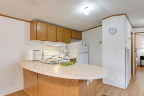 Interior - Mtn-view Deck! Resort Cabin 12 Mi to Waynesville (Waynesville)