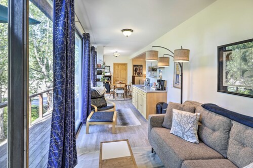 Sunny Downtown Studio w/ Kitchenette & AC