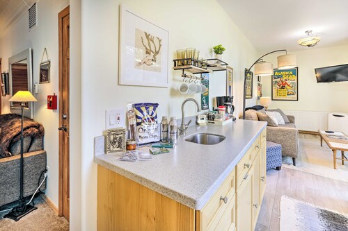 Sunny Downtown Studio w/ Kitchenette & AC