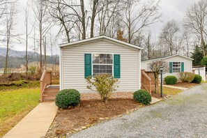 House (1 Bedroom) | Interior - Blue Ridge Base Camp: Resort Cabin in Waynesville (Waynesville)
