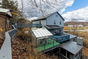 المنشأة من الداخل