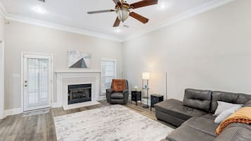 House (4 Bedrooms) | Interior