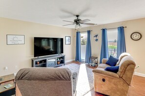 Interior - 4 Mi to Memorial Stadium: Family Escape in Lincoln (Lincoln)