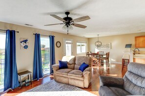 Interior - 4 Mi to Memorial Stadium: Family Escape in Lincoln (Lincoln)