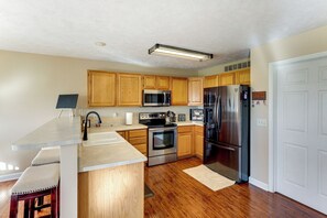 Interior - 4 Mi to Memorial Stadium: Family Escape in Lincoln (Lincoln)