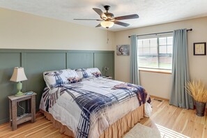 Interior - 4 Mi to Memorial Stadium: Family Escape in Lincoln (Lincoln)