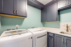 Interior - 3 BR Home: Dog Friendly w/ Scenic Views & Pool (Lookout Mountain)